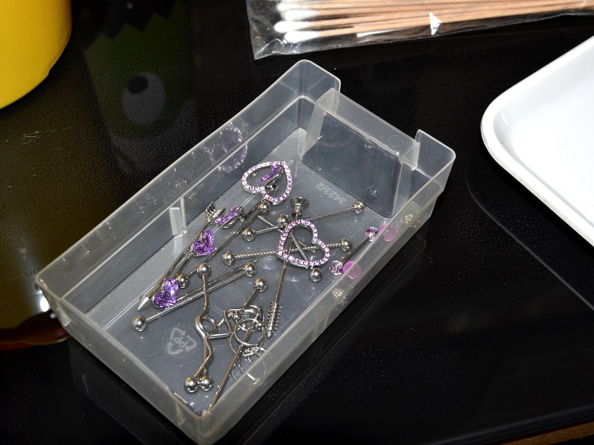 Auswahl an Piercing-Schmuck aus Implantat-Titan