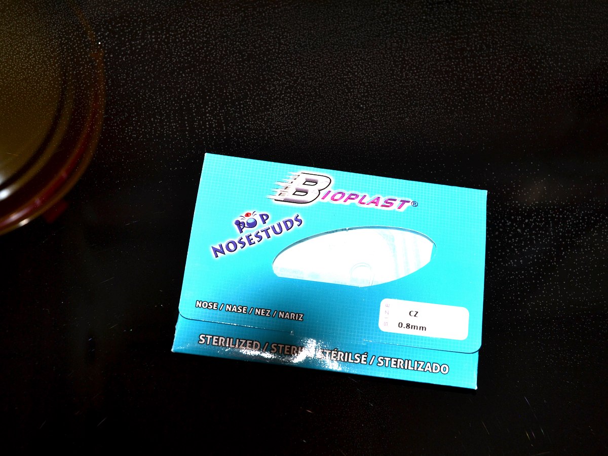 Steril verschweißte Originalverpackung von Piercingschmuck