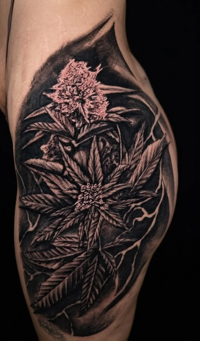 Cannabis-Blüte Tattoo an der Hüfte